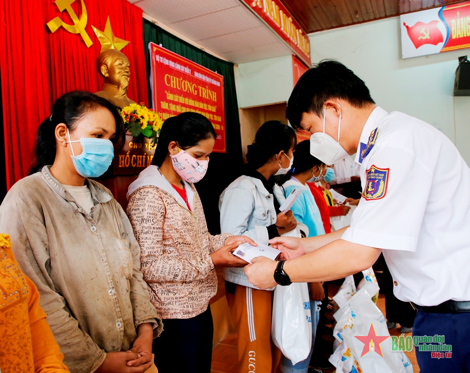 Sát cánh cùng ngư dân vươn khơi, bám biển